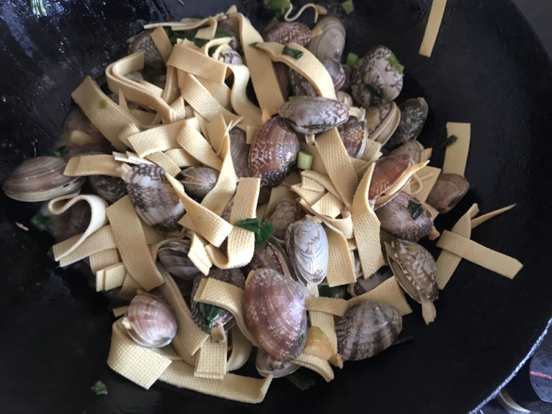 Steps for Cooking Stir-Fried Dried Tofu with Clam Meat