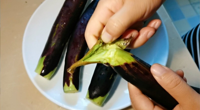 Steps for Making Cool and Spicy Eggplant Salad