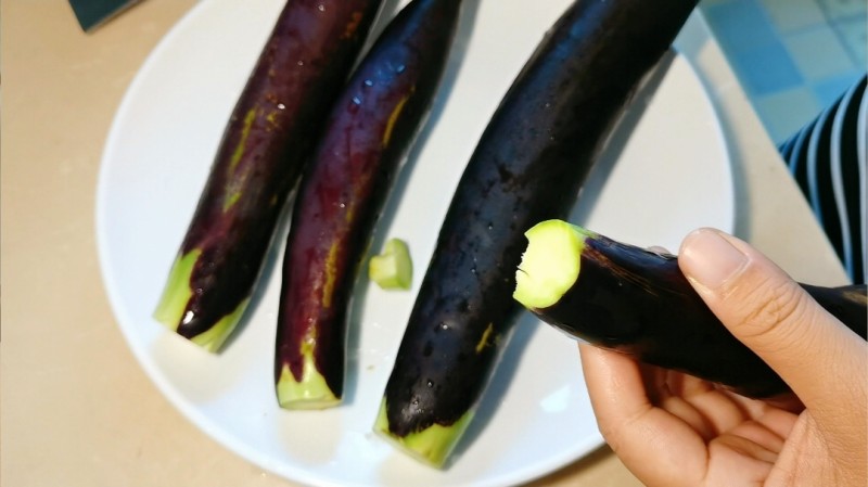 Steps for Making Cool and Spicy Eggplant Salad