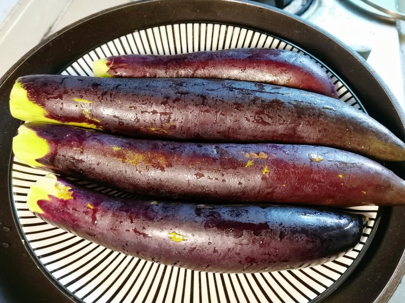 Steps for Making Cool and Spicy Eggplant Salad