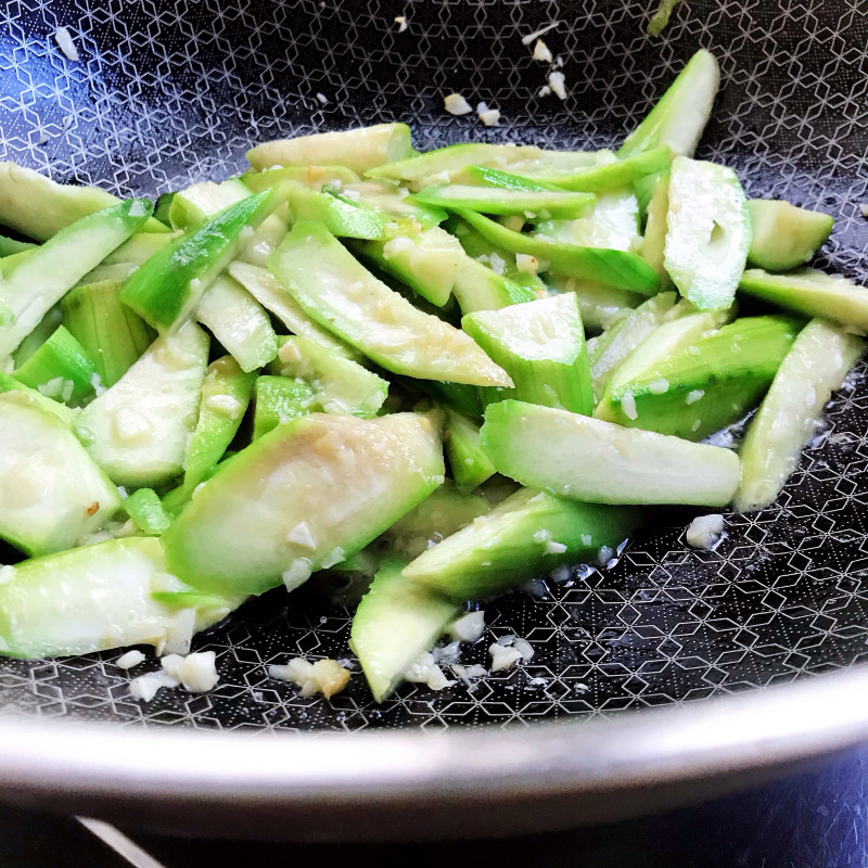 Steps for Making Stir-Fried Loofah with Walnut Oil