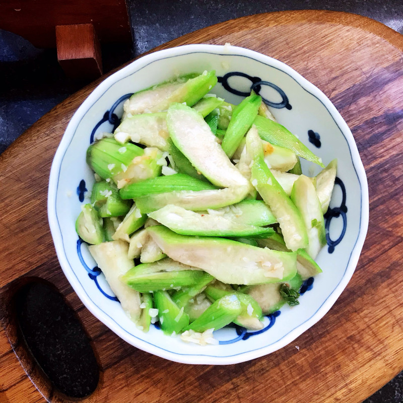 Steps for Making Stir-Fried Loofah with Walnut Oil