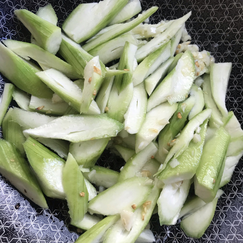 Steps for Making Stir-Fried Loofah with Walnut Oil