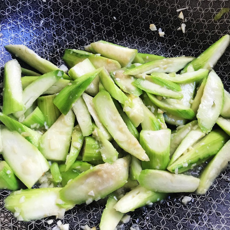 Steps for Making Stir-Fried Loofah with Walnut Oil