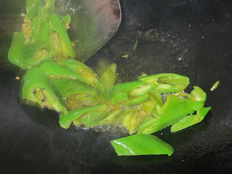 Steps for Making Green Pepper Dried Fish