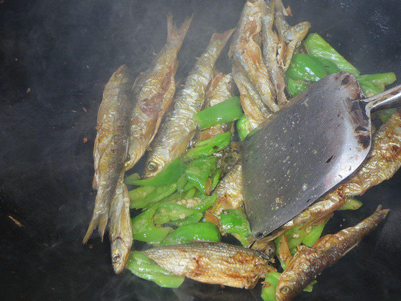 Steps for Making Green Pepper Dried Fish