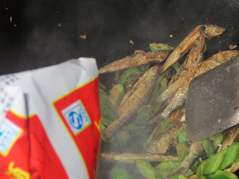 Steps for Making Green Pepper Dried Fish