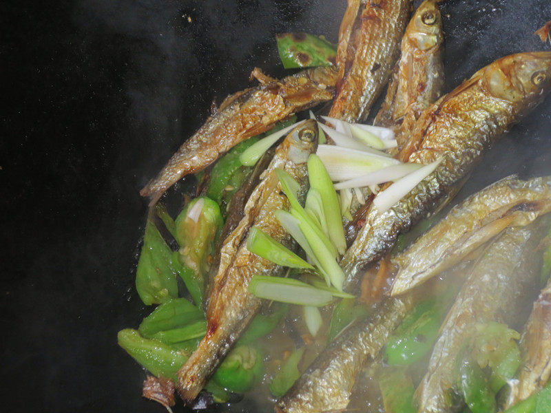 Steps for Making Green Pepper Dried Fish