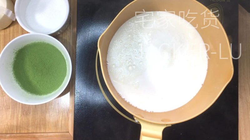 Matcha Snow Mountain Pudding, with a soft and smooth texture, rich matcha flavor, refreshing and not greasy, and delicious. Cooking steps