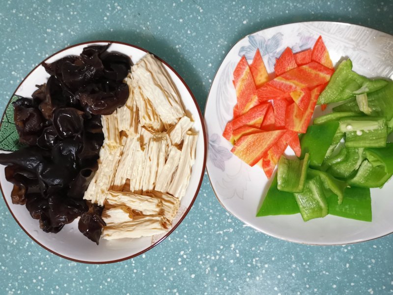 Stir-Fried Bean Curd and Black Fungus - Cooking Steps