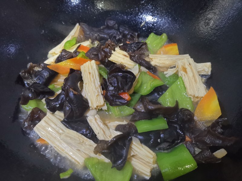 Stir-Fried Bean Curd and Black Fungus - Cooking Steps