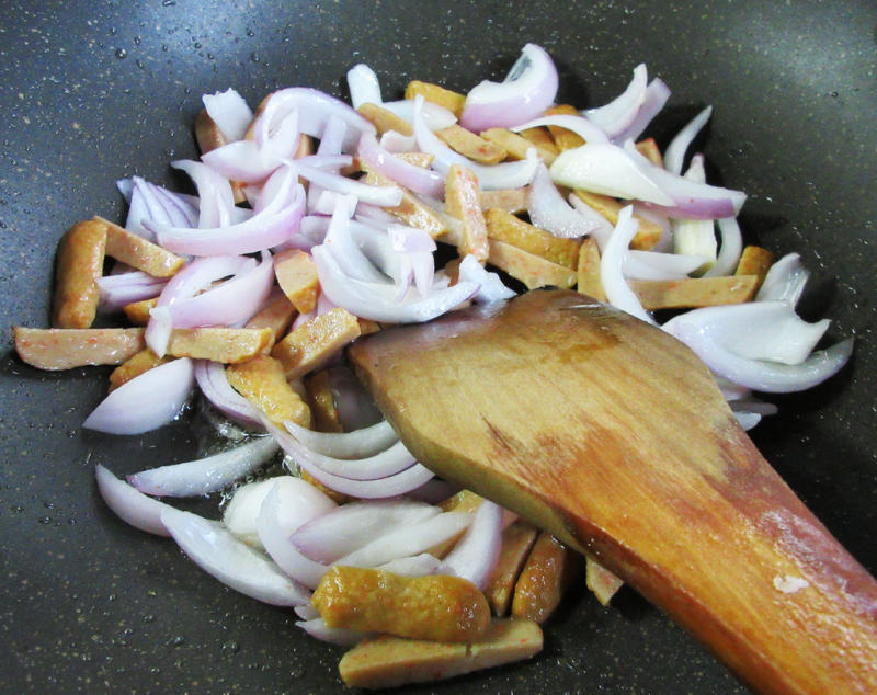 Steps to Make Sweet and Spicy Stir-Fried Onions