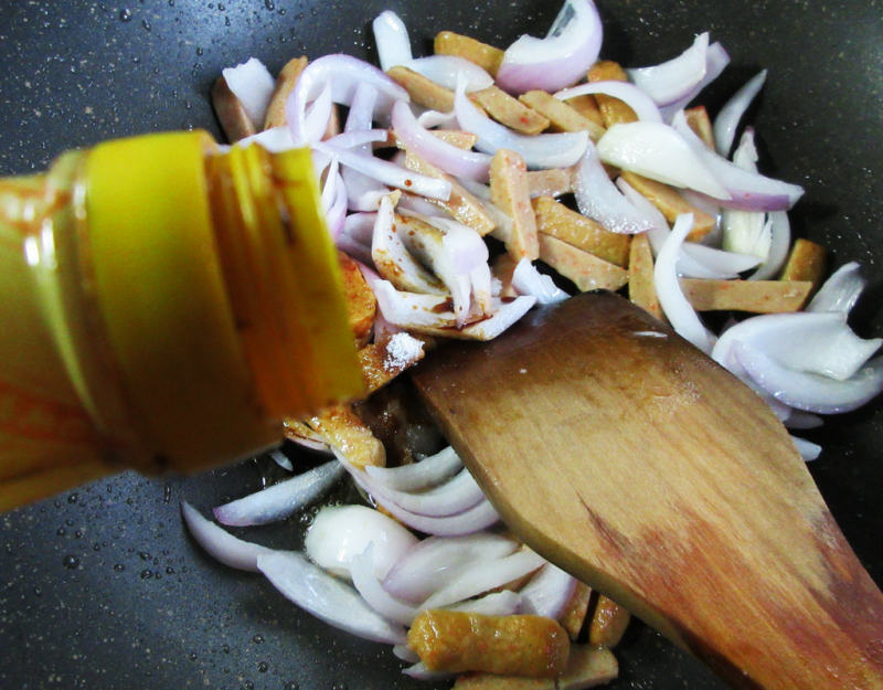 Steps to Make Sweet and Spicy Stir-Fried Onions