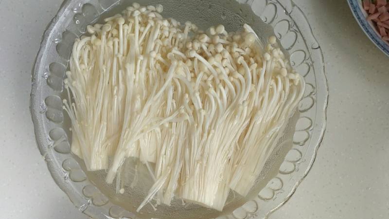 Steps for Cooking Microwave Enoki Mushroom