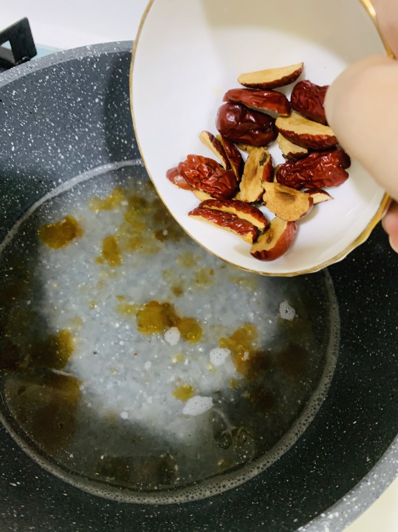 Steps for Making Snow Swallow and Peach Gum Stewed Milk