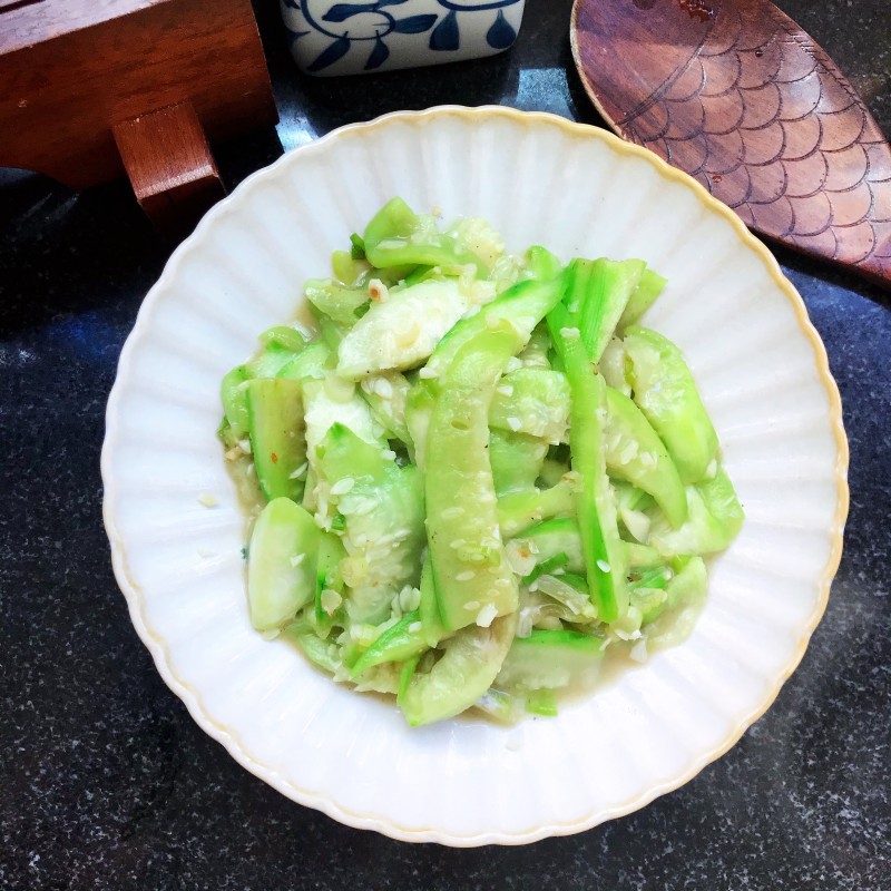 Steps for Making Stir-Fried Loofah with Walnut Oil