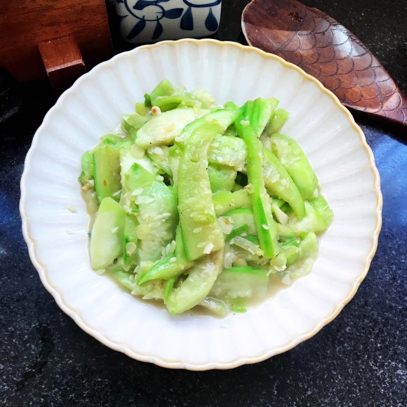 Steps for Making Stir-Fried Loofah with Walnut Oil