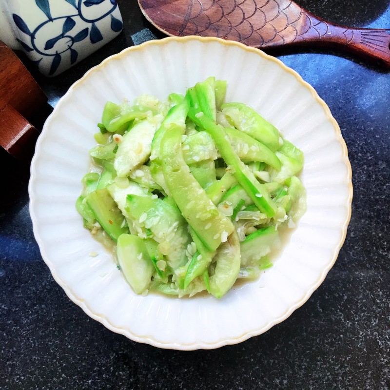 Steps for Making Stir-Fried Loofah with Walnut Oil