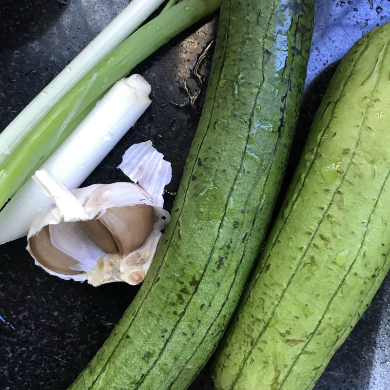 Steps for Making Stir-Fried Loofah with Walnut Oil