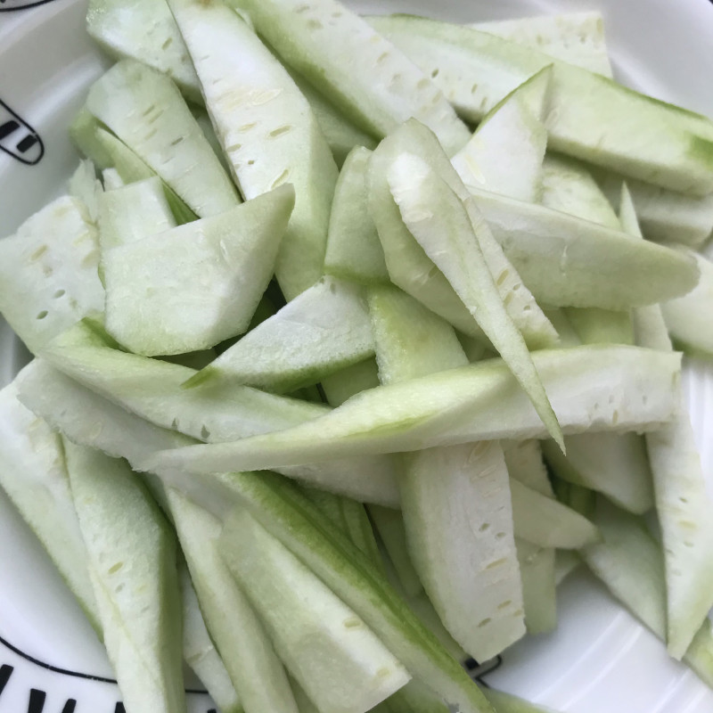 Steps for Making Stir-Fried Loofah with Walnut Oil