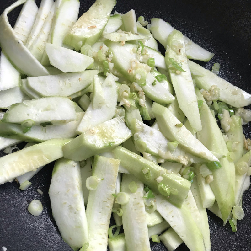 Steps for Making Stir-Fried Loofah with Walnut Oil