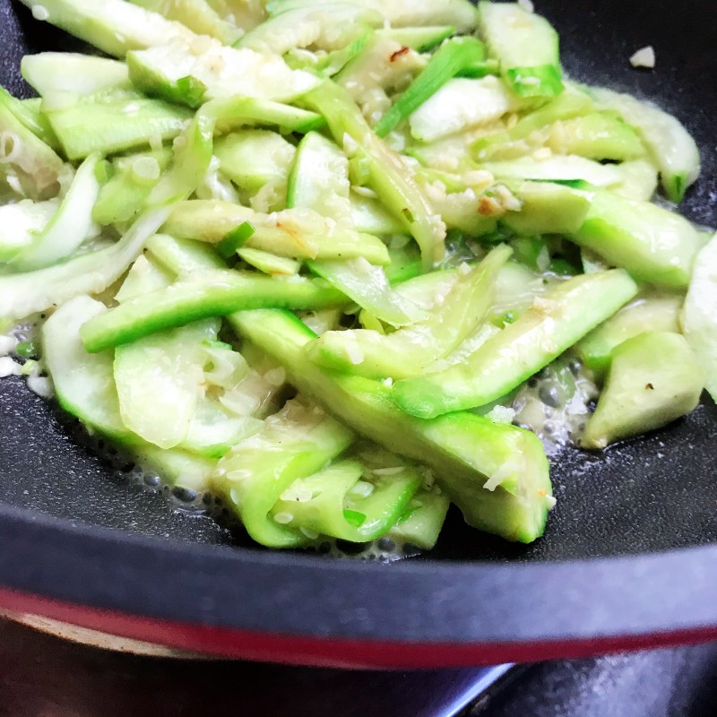 Steps for Making Stir-Fried Loofah with Walnut Oil