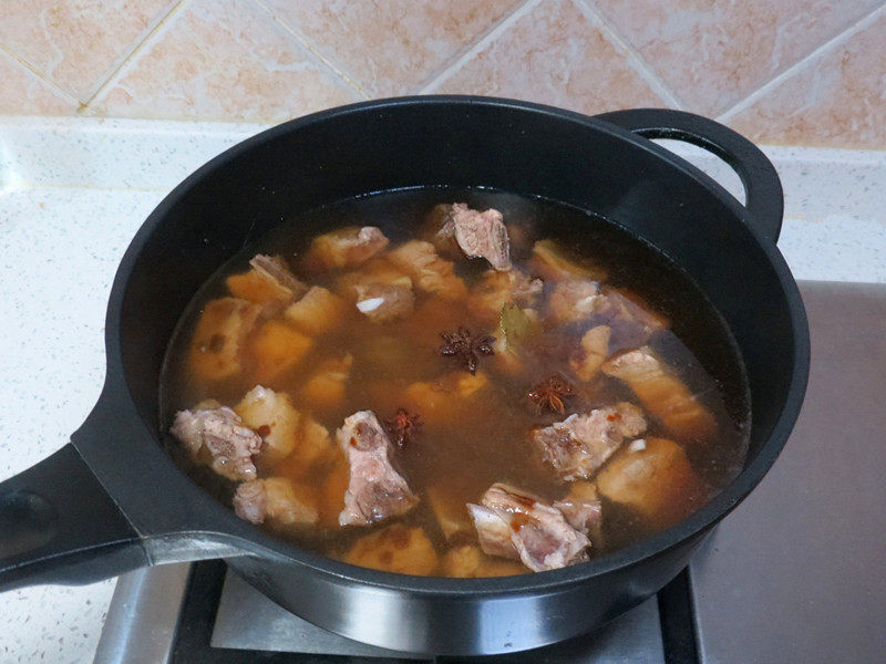 Main Dish and Side Dish in One Pot: Braised Pork Ribs with Green Beans and Rolled Buns - Cooking Steps