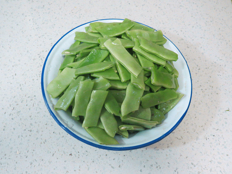 Main Dish and Side Dish in One Pot: Braised Pork Ribs with Green Beans and Rolled Buns - Cooking Steps