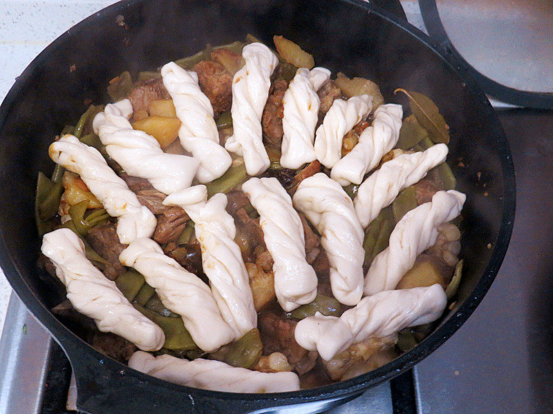 Main Dish and Side Dish in One Pot: Braised Pork Ribs with Green Beans and Rolled Buns - Cooking Steps