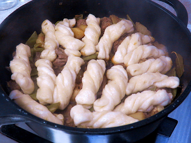 Main Dish and Side Dish in One Pot: Braised Pork Ribs with Green Beans and Rolled Buns - Cooking Steps