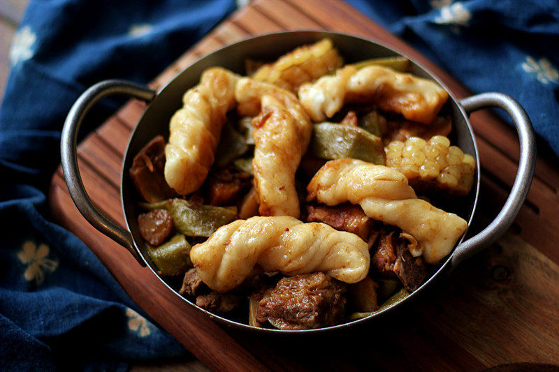 Main Dish and Side Dish in One Pot: Braised Pork Ribs with Green Beans and Rolled Buns - Cooking Steps