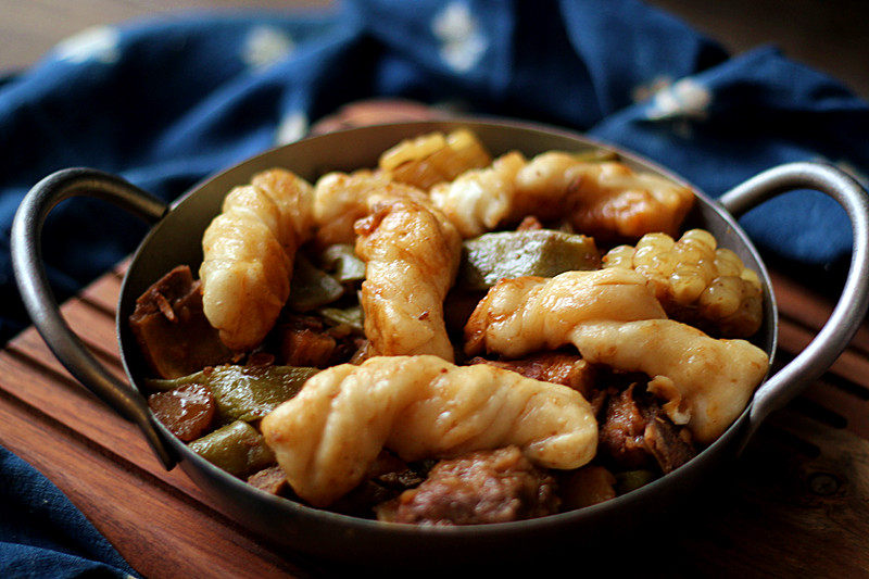 Main Dish and Side Dish in One Pot: Braised Pork Ribs with Green Beans and Rolled Buns