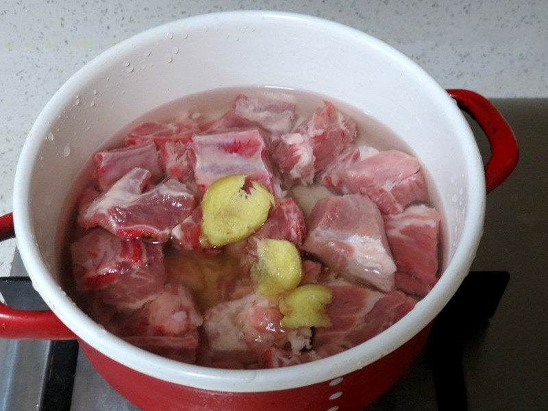 Main Dish and Side Dish in One Pot: Braised Pork Ribs with Green Beans and Rolled Buns - Cooking Steps