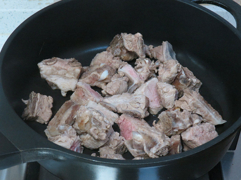 Main Dish and Side Dish in One Pot: Braised Pork Ribs with Green Beans and Rolled Buns - Cooking Steps