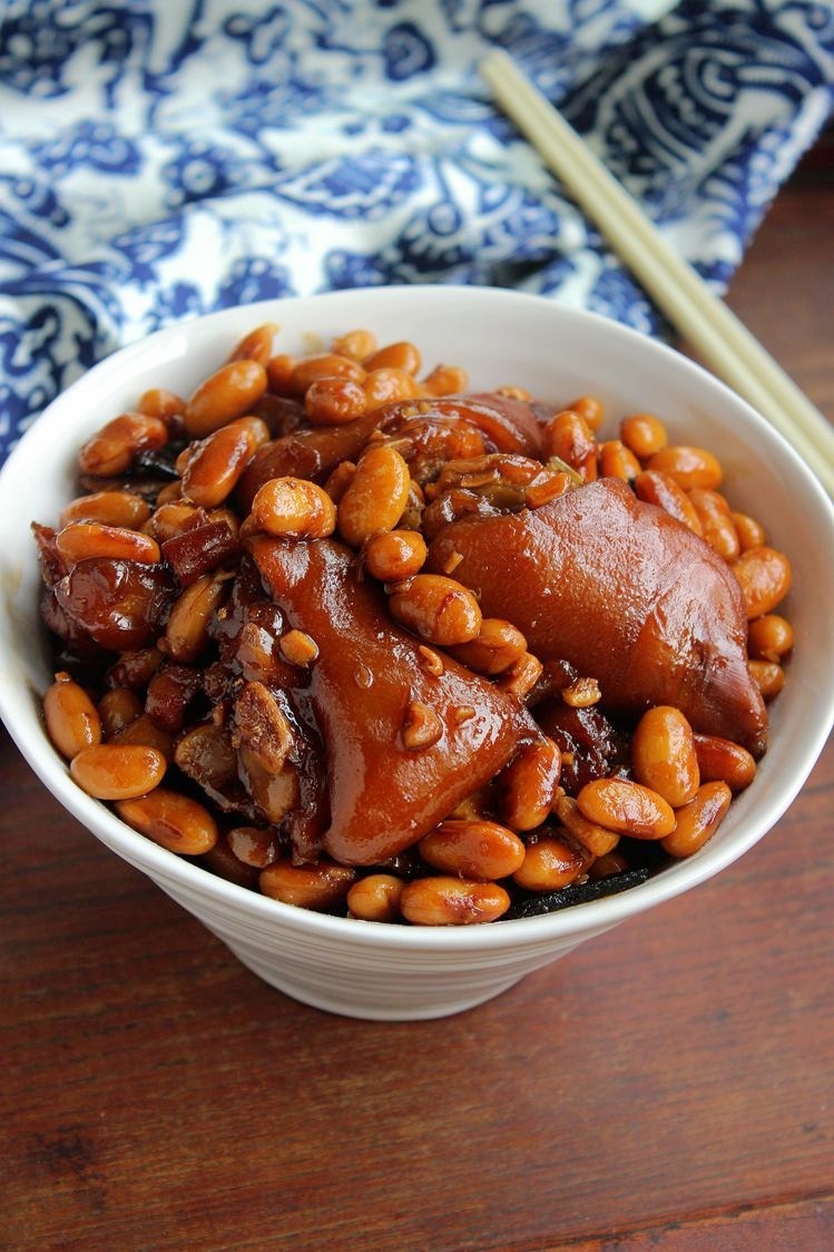 Braised Pig Trotters with Soybeans