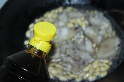 Step-by-step Cooking Instructions for Braised Pig Trotters with Soybeans