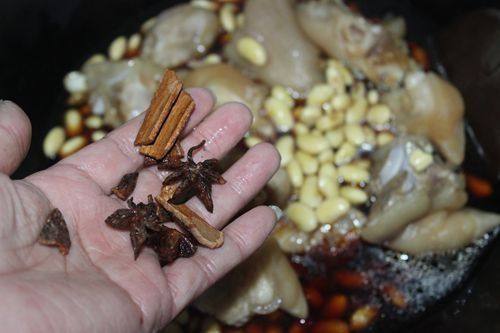 Step-by-step Cooking Instructions for Braised Pig Trotters with Soybeans