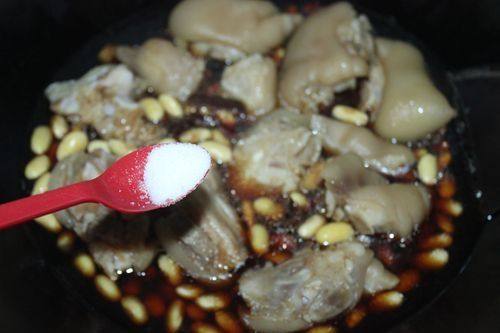 Step-by-step Cooking Instructions for Braised Pig Trotters with Soybeans