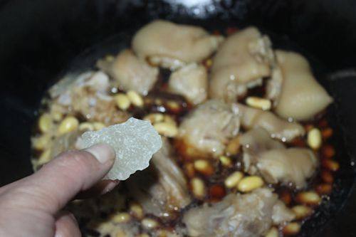 Step-by-step Cooking Instructions for Braised Pig Trotters with Soybeans