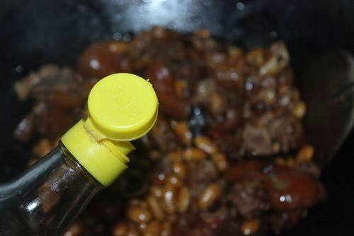 Step-by-step Cooking Instructions for Braised Pig Trotters with Soybeans