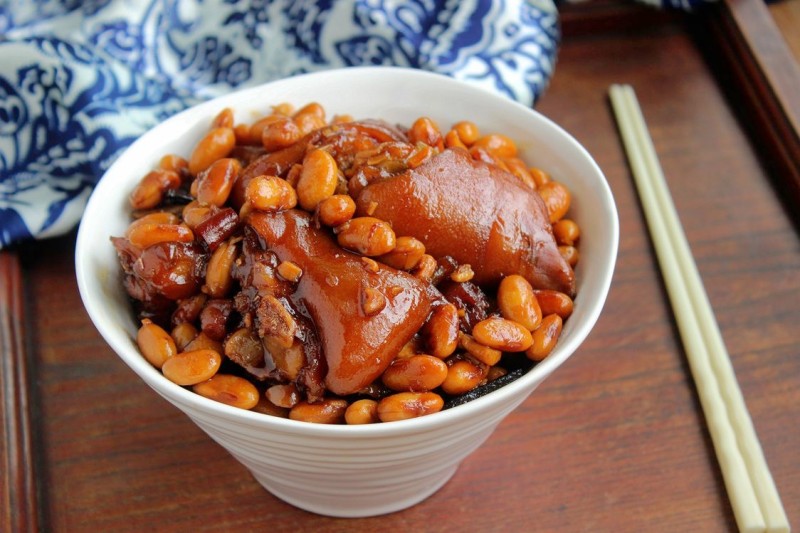 Braised Pig Trotters with Soybeans