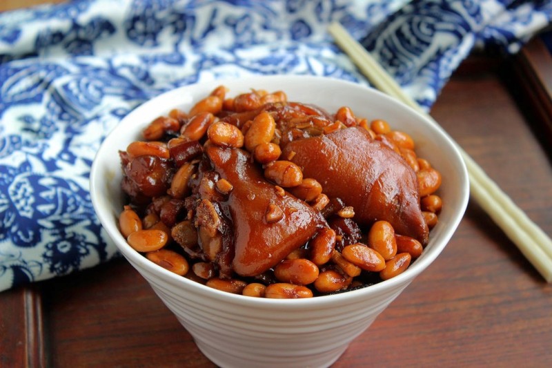 Braised Pig Trotters with Soybeans