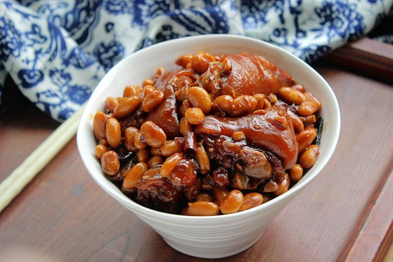 Braised Pig Trotters with Soybeans