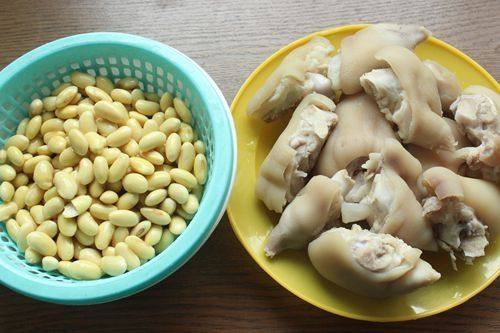 Step-by-step Cooking Instructions for Braised Pig Trotters with Soybeans