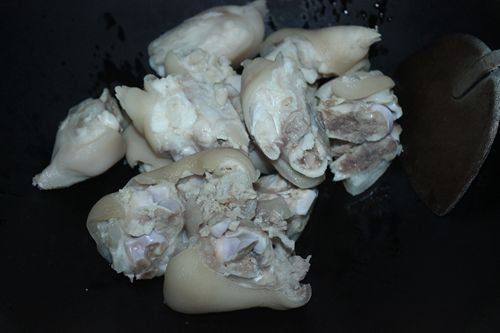 Step-by-step Cooking Instructions for Braised Pig Trotters with Soybeans