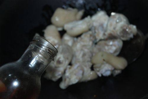 Step-by-step Cooking Instructions for Braised Pig Trotters with Soybeans