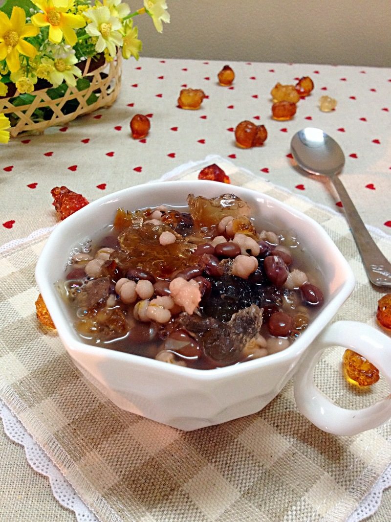 Peach Gum Coix Seed Red Bean Soup