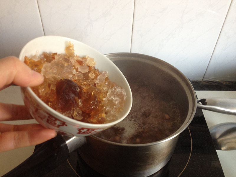 Steps to Make Peach Gum Coix Seed Red Bean Soup