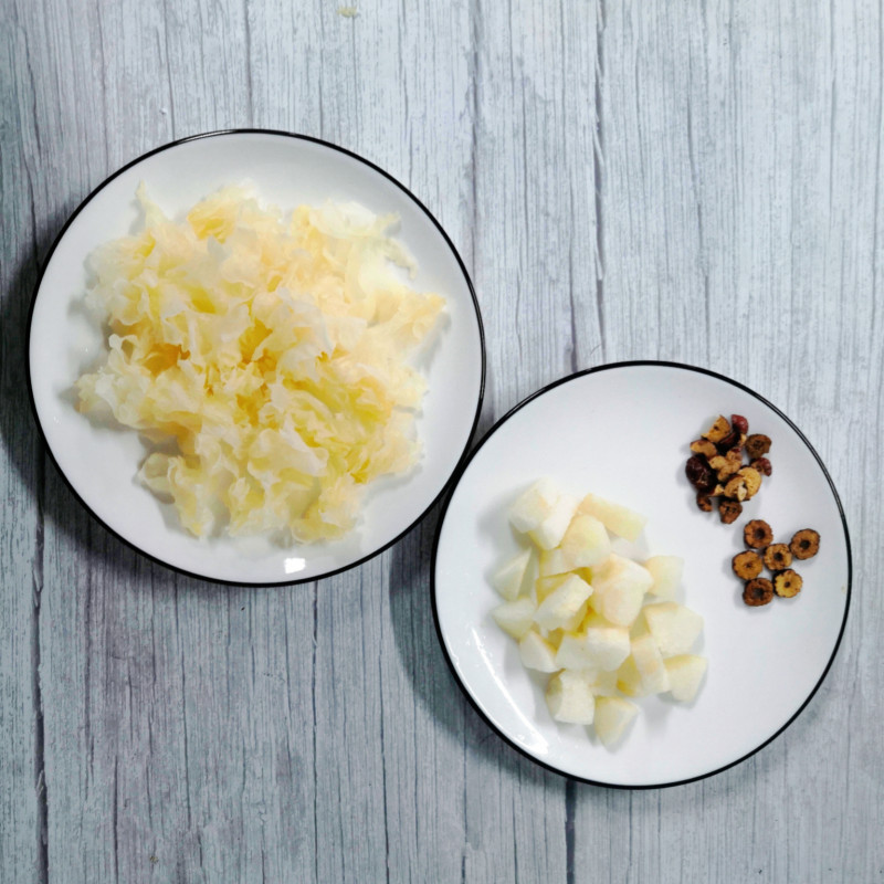 Steps for making Snow Pear and Tremella Sweet Soup