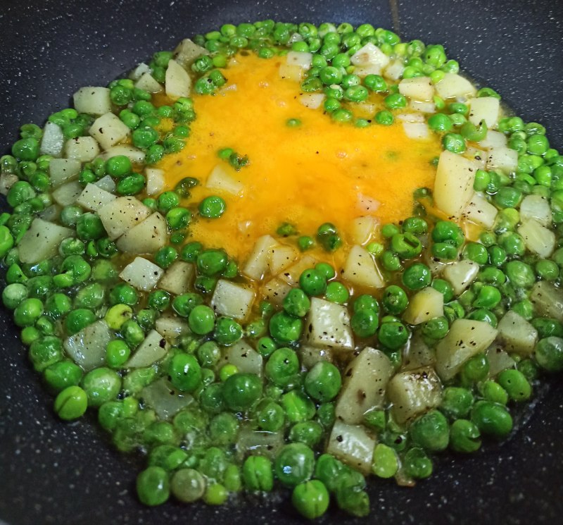 Steps for Cooking Potato and Pea Omelette